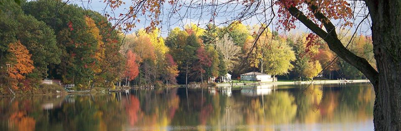 Breathtaking fall foliage along Duck Lake